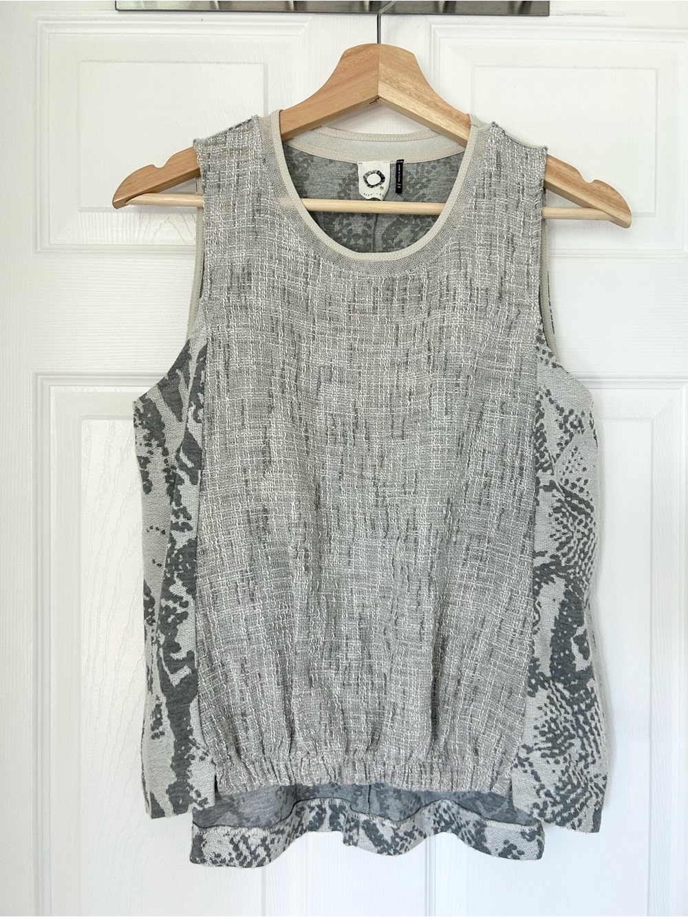 Akemi + Kin / Anthropologie Sleeveless Gray Patterned Knit Women’s Top